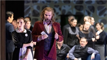 Die Sänger Monika Reinhard (Regine Engstrand), Mikko Järviluoto (Jacob Engstrand) und der Chor proben am Staatstheater Meiningen die Oper „Gespenster“.