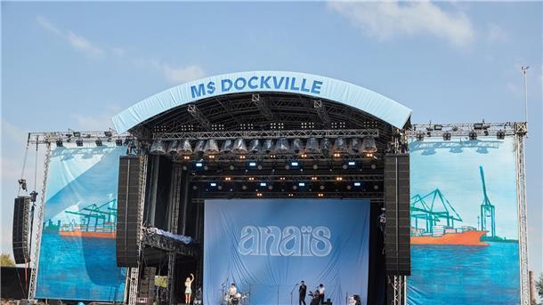 Die Sängerin Anais steht auf der Bühne Großschot auf dem Festivalgelände des MS Dockville.