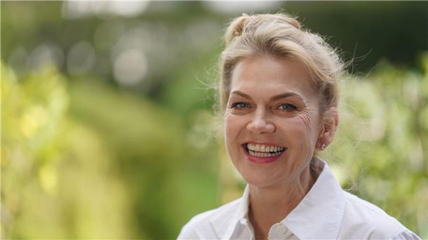 Anna Loos liebt Familienfeste Die Sängerin und Schauspielerin Anna Loos will groß feiern - aber erst 2024.