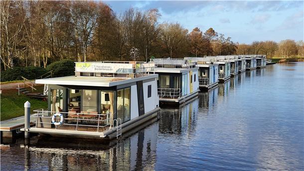 Tourismus: Hausboote in Bad Bederkesa liegen auf Kurs Die Saison war gut für die acht Hausboote im Hadelner Kanal.