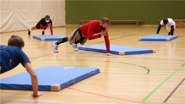 Samtgemeinde streicht die Sportförderung und erhöht die Hallengebühren Das Foto zeigt Sportler in einer Turnhalle.