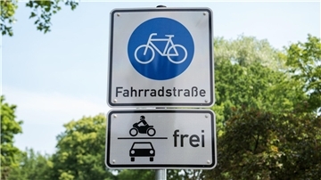 Ein Straßenschild, das eine Fahrradstraße ausweist