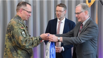 Die Samtgemeindebürgermeister Gerhard Kahrs (rechts, Selsingen) und Henning Fricke (Zeven) danken dem ehemaligen Seedorfer Regimentskommandeur Oberst Eiko Zuckschwerdt mit kleinen Präsenten für die gute Zusammenarbeit.