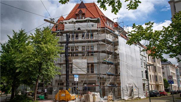 Die Sanierung der „Mutter aller Schrottimmobilien“ in der Goethestraße 60 ist kurz vor dem Abschluss. Foto Scheschonka