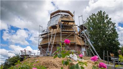 Die Sanierung der Windmühle in Bad Bederkesa schreitet voran. Neben der Erneuerung des Reetdaches werden auch die Flügel, die Haube und das Mahlwerk instand gesetzt. Für die Runderneuerung stehen 283.000 Euro zur Verfügung.