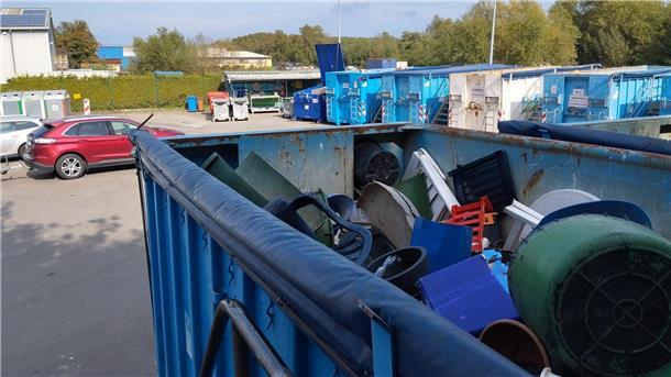 Die Schadstoffannahmestelle auf dem Recyclinghof Nordenham (hinten im Bild) bleibt an fünf Tagen in der Woche geöffnet.