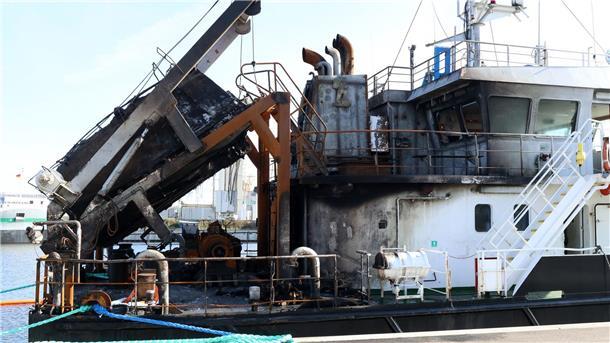 Großer Brandschaden auf Öltanker - Verpuffung an Bord? Die Schäden nach dem Brand auf dem Öltankschiff „Annika“ sind deutlich zu erkennen. Der Havarist liegt im Rostocker Überseehafen.
