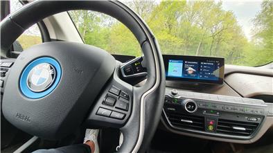 Die Schaltung ist am Lenkrad, die meisten Funktionen werden über das Display gesteuert: Mit einem klassischen Verbrennungsmotor-Cockpit hat der Fahrerbereich dieses BMW i3 nicht viel zu tun.