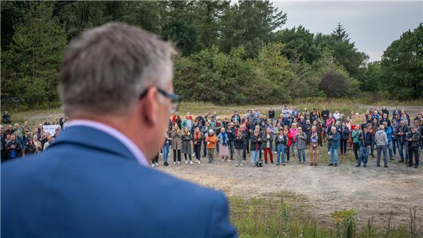 Rund 450 Deponie-Gegner demonstrieren in Driftsethe Demonstration von Aktivisten, Bürgern und Gemeindevertretern aus Hagen gegen die geplante Errichtung der Bauschuttdeponie am Weißenberg in Driftsethe.