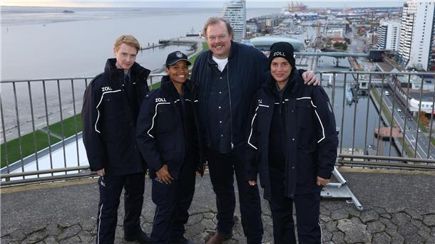 Die Schauspieler des Bremerhavener Zoll-Krimis auf der Aufsichtsplattform im Sail-City: Was sie über Bremerhaven sagen.