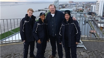 Die Schauspieler des Bremerhavener Zoll-Krimis auf der Aufsichtsplattform im Sail-City: Was sie über Bremerhaven sagen.