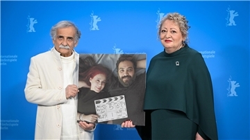 Die Schauspieler Esmail Mehrabi (l) und Lily Farhadpour (r) kamen ohne ihre Regisseure zur Berlinale - zeigten sie aber auf einem Foto.