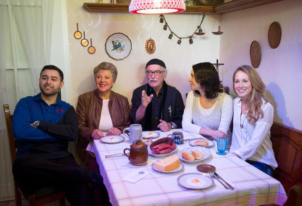 Die Schauspieler Hüseyin Ekici (Orkan Kortuglu), Marie-Luise Marjan (Helga Beimer), der Produzent der Fernsehserie „Lindenstraße“, Hans W. Geißendörfer, und die Schauspielerinnen Daniela Bette (Angelina Buchstab) und Clara Dolny (Josi Stadler) sitzen in Speyer im Museum Wilhelmsbau am Technik Museum in der Originalkulisse der Wohnküche der „Lindenstraße“-Hausmeisterin Else Kling.