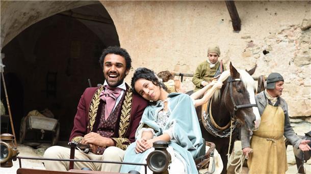 Die Schauspieler Kristin Alia Hunold (Rolle Prinzessin Sophia) und Langston Uibel (Sophias Bruder Berthold) während einer Drehpause am Set.