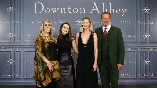 Dritter Film zur Serie „Downton Abbey“ geplant Die Schauspieler Phyllis Logan (l-r), Sophie McShera, Laura Carmichael und Hugh Bonneville bei einem Fototermin zum Kinostart des Films „Downton Abbey“.