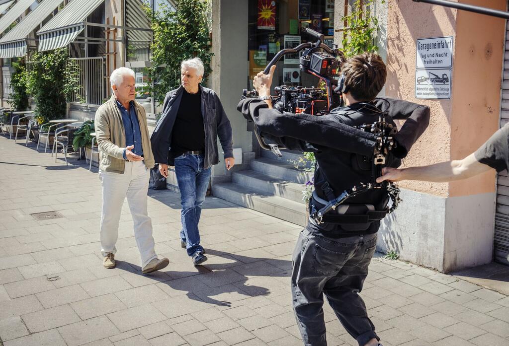 Die Schauspieler verabschieden sich gemeinsam, ihre Rollen gehen zusammen in Pension. 