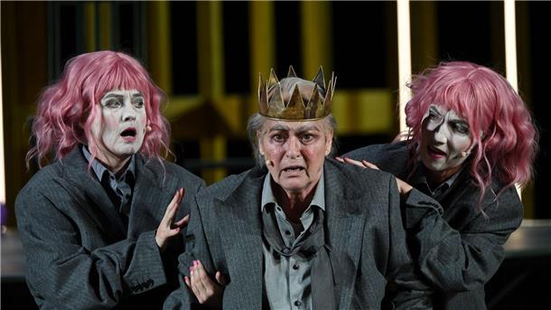 Die Schauspielerin Charlotte Schwab (M.) in der Rolle des König Lear bei den Bad Hersfelder Festspielen in der Stiftsruine.