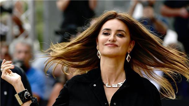 Penélope Cruz und Dua Lipa Mit-Ausrichterinnen der Met-Gala Die Schauspielerin Penelope Cruz kommt auf dem 70. Filmfestival von San Sebastian an.