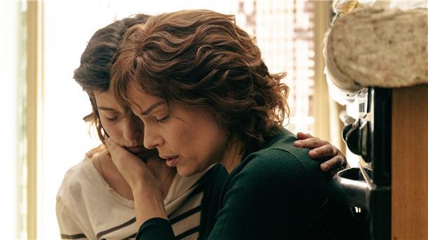 Mafia-Drama gewinnt ersten Berlinale-Serienpreis Die Schauspielerinnen Gaia Girace und Micaela Ramazzotti in einer Szene aus „The Good Mothers“. Das Mafia-Drama wurde mit dem Berlinale Series Award ausgezeichnet.