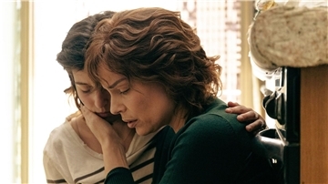 Die Schauspielerinnen Gaia Girace und Micaela Ramazzotti in einer Szene aus „The Good Mothers“. Das Mafia-Drama wurde mit dem Berlinale Series Award ausgezeichnet.