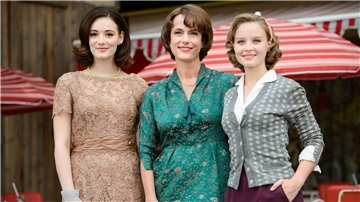Die Schauspielerinnen Maria Ehrich (l-r), Claudia Michelsen und Sonja Gerhardt stehen im Set der ZDF-Serie „Ku’damm 59“.