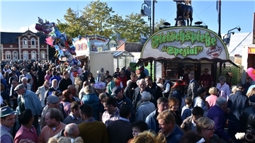 Hohes Besucheraufkommen beim Roonkarker Mart in Rodenkirchen.