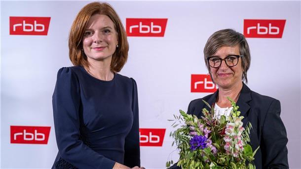 Die scheidende RBB-Interimsintendantin Katrin Vernau (l) und ihre designierte Nachfolgerin Ulrike Demmer.