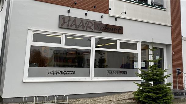 Kamm in: Das sind die krehaartivsten Friseurnamen zwischen Wesermarsch und Elbe Die Scheren und Frisuren im "Haarscharf" in Loxstedt sind genau das.