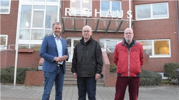 Bürgermeister Guido Dieckmann (parteilos, von links) mit den beiden Schiedsmännern der Gemeinde Beverstedt, Rudolf Taxius und  Johannes Dirksen.