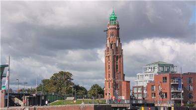 Die Schieflage des Simon-Loschen-Leuchtturm im August am Neuen Hafen 2023. 