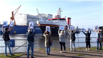 Die Schiffe „Sonne“ (Foto) und „Maria S. Merian“ trafen am Montagmorgen bei der Lloyd Werft ein und werden von Familien und Freunden begrüßt.
