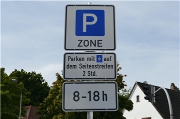 Die Schilder zur Parkzeitbegrenzung wurden bereits an der Bahnhofstraße aufgestellt.