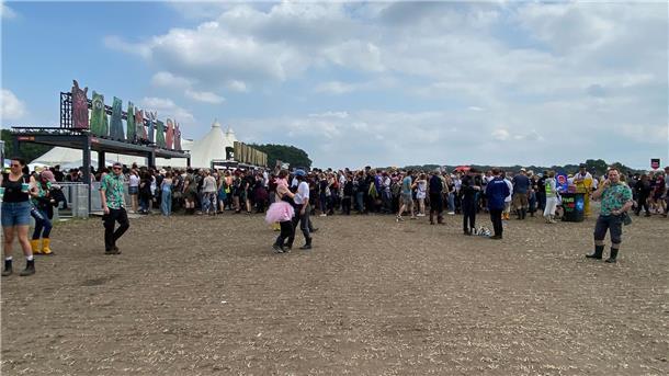 Die Schlange vor dem Eingang.