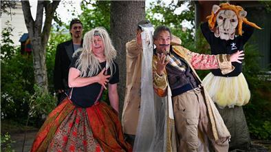 Die Schlußszene: Die Bremer Shakespeare-Company führt bei „Kultur im Kleingarten“ das Stück „Ein Sommernachtstraum“ auf.