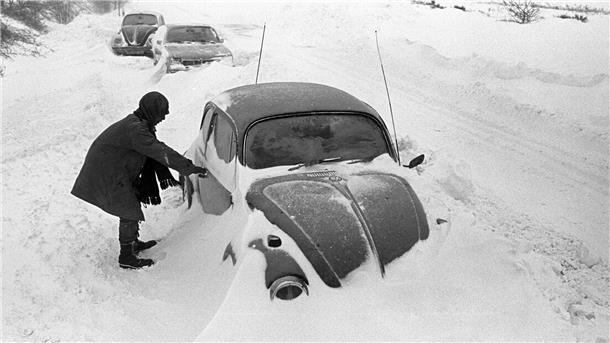 Die Schnee-Katastrophe im Dezember 1978. Hier ein im Schnee stecken gebliebener VW-Käfer bei Cuxhaven.