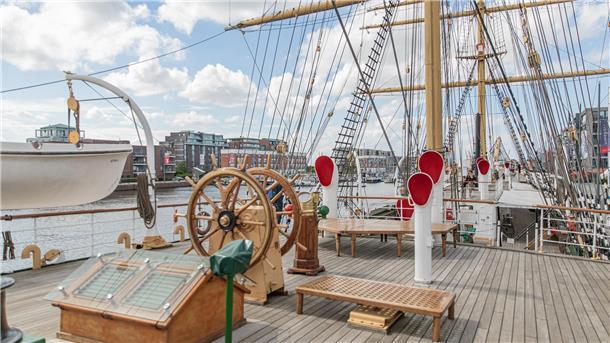 Hängepartie um die „Schulschiff Deutschland“ nervt. Aber so ist der Rechtsstaat Schiffsdeck mit Steuerrad und Masten.