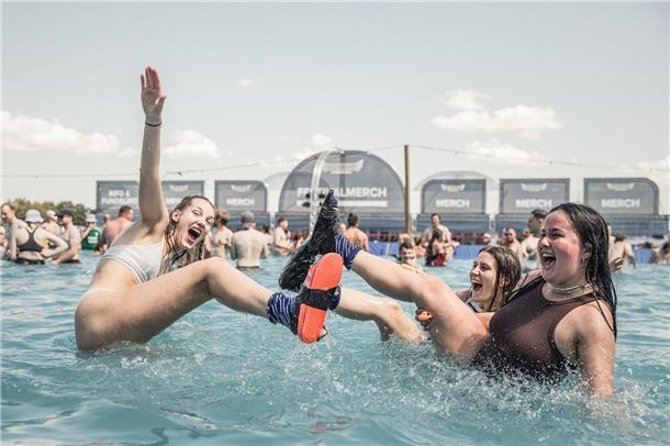 Deichbrand 2024: Das sind die schönsten Fotos vom Sonne-Samstag Die schönsten Bilder vom Deichbrand-Samstag.