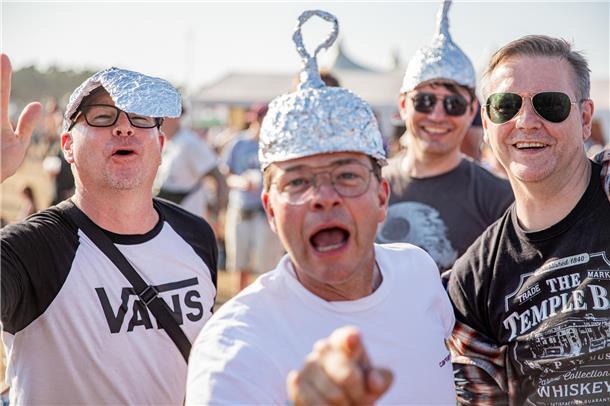 Deichbrand 2024: Das sind die schönsten Fotos vom Sonne-Samstag Die schönsten Bilder vom Deichbrand-Samstag.
