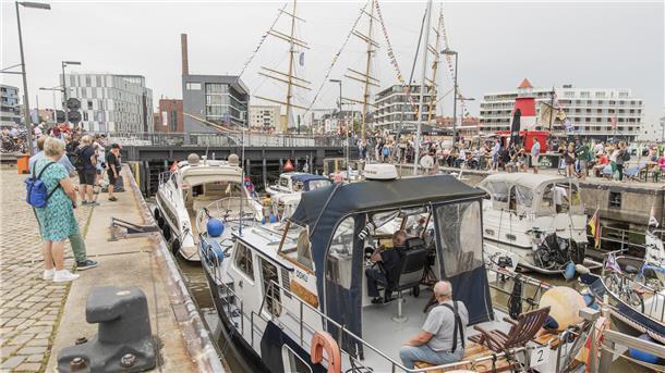 Die schönsten Eindrücke des ersten Tages der Maritimen Tage 2024. An der Sportbootschleuse ist es immer voll - nicht nur bei den Maritimen Tagen. Denn das ist einer der Top-Treffpunkte für die Sehleute. Denn in der schleuse ist immer was los.
