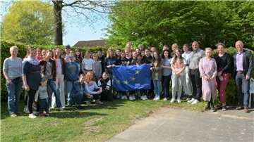 Die Schüler aus Loxstedt, Polen und Nordmazedonien gemeinsam mit ihren Lehrern, Bürgermeister Detlef Wellbrock und Vertretern der Jugendpflege.