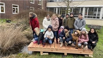 Die Schülerinnen und Schüler der Klasse 3b (Klassenlehrerin Frau Voßhoff) auf dem neuen Teichpodest.