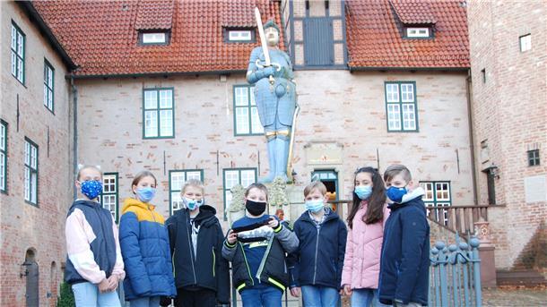 Die Schüler Lilli Becker, Claas Bruns, Jonas Eybe, Connar von Thaden, Matthias Holtmann, Mesan Deks und Maximilian Koch vom Niedersächischen Internatsgymnasium haben beim Buddeln auf dem Schulhof das Schwert des Beerster Roland gefunden.
