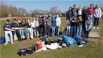 Die Schülerinnen und Schüler der Klasse 7a haben sich mit ihrer Klassenlehrerin Maren Jebram aktiv für eine saubere Umwelt eingesetzt.