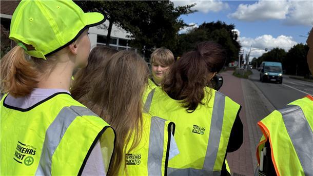 Schüler üben mit „Notfällen“ und Laserpistole Die Schülerlotsen durften die Laserpistole der Polizei zur Tempomessung ausprobieren.