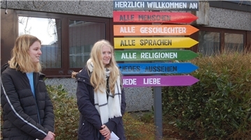 Die Schülersprecherinnen Kim Christin Schinski (links) und Rieke Bartels - hier bei einem früheren Termin - stellten das Vorhaben den Mitgliedern des Ausschusses vor.