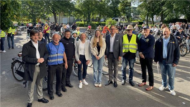 Verkehrssicherheit im Fokus: Oberschule 1 macht mobil Die Schülervertreterin Rieke Dirks (5. von rechts) organisierte ein breites Bündnis für mehr Sicherheit im Radverkehr.