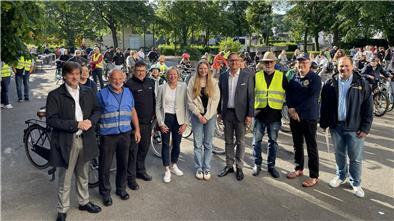 Verkehrssicherheit im Fokus: Oberschule 1 macht mobil Die Schülervertreterin Rieke Dirks (5. von rechts) organisierte ein breites Bündnis für mehr Sicherheit im Radverkehr.