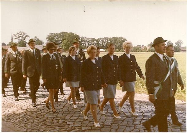 Die Schützendamen in ihrer Uniform in den 1970er Jahre.