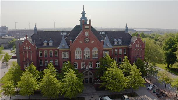 Schulen mit dem Berufswahl-Siegel für ihre berufliche Orientierung ausgezeichnet Die Schule Am-Ernst-Reuter-Platz erhielt am Donnerstag die Auszeichnung  Berufswahl-Siegel Bremen „Schule mit herausragender Beruflicher Orientierung“.