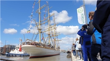 Die Schulschiff Deutschland vor der Bremerhavener Skyline.